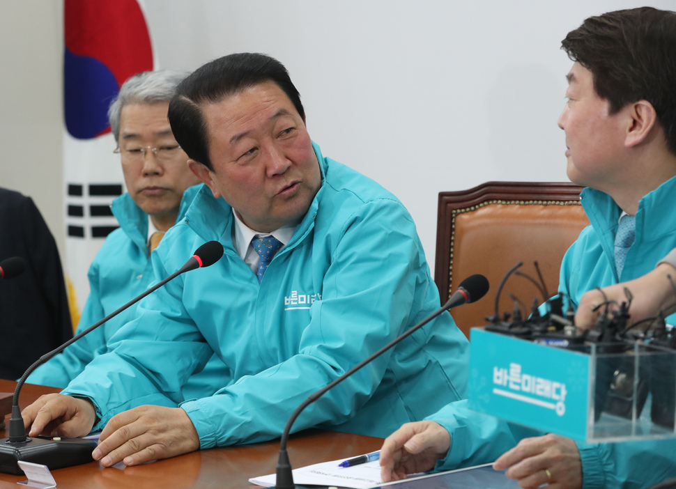 박주선 바른미래당 공동대표(가운데)가 지난달 21일 국회에서 열린 최고위원·중진의원 연석회의에서 이야기하고 있다. 강창광 기자 chang@hani.co.kr