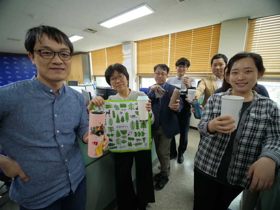 강원도교육청이 지구의 날(22일)을 맞아 25일부터 도교육연수원에서 ‘일회용품 없는 직원 연수’를 시행하기로 했다. 사진은 도교육청 직원들이 일회용 컵 대신 개인 컵을 사용하는 모습. 강원도교육청 제공