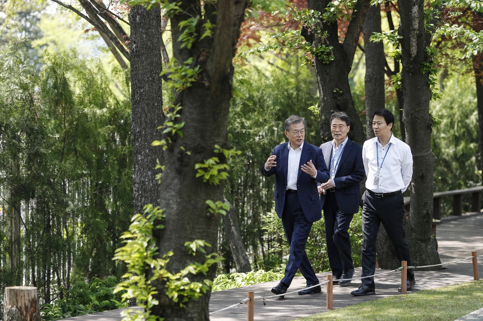 25일 오후 문재인 대통령이 여민2관 직원 식당에서 직원들과 식사를 하고 난 뒤 산책을 하고 있다. <청와대제공>