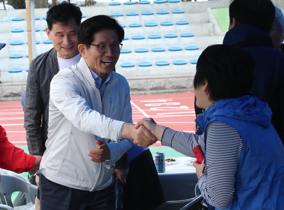 김문수 자유한국당 서울시장 후보가 지난 22일 오후 재경예천군민의 날 행사가 열린 국회 운동장을 찾아 시민들과 인사를 나누고 있다. 강창광 기자 chang@hani.co.kr