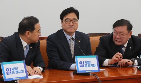 더불어민주당 원내지도부. 왼쪽부터 박홍근 원내수석부대표, 우원식 원내대표, 김태년 정책위의장.