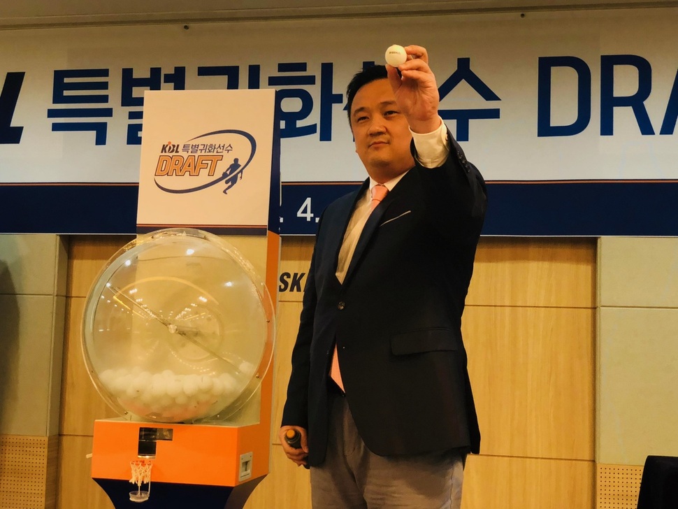 26일 서울 케이비엘(KBL)센터에서 열린 라틀리프 드래프트에서 이준우 케이비엘 사무국장이 현대모비스라고 적힌 추첨 공을 들어 보이고 있다. 연합뉴스