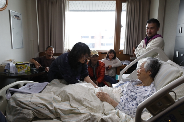 백기완 통일문제연구소장이 13일 오후 서울대병원에서 신유아 문화연대 활동가와 악수하며 격려하고 있다. 이정아 기자