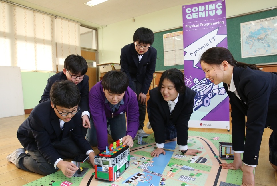 서울 서대문구 연희동 서연중학교 학생들이 엘지씨엔에스(LGCNS)가 중학생들을 상대로 실시하는 ‘코딩 지니어스’ 실습을 하고 있다. 엘지씨엔에스 제공