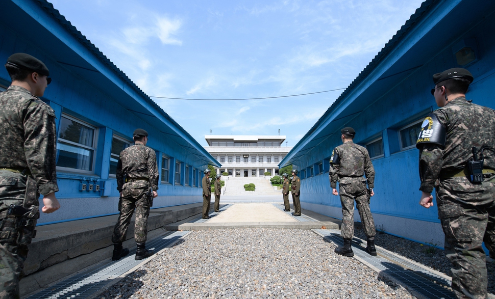 2018 남북정상회담을 하루 앞둔 26일 오후 판문점은 남북 군인들이 경계근무를 서고 있다. 청와대사진기자단.