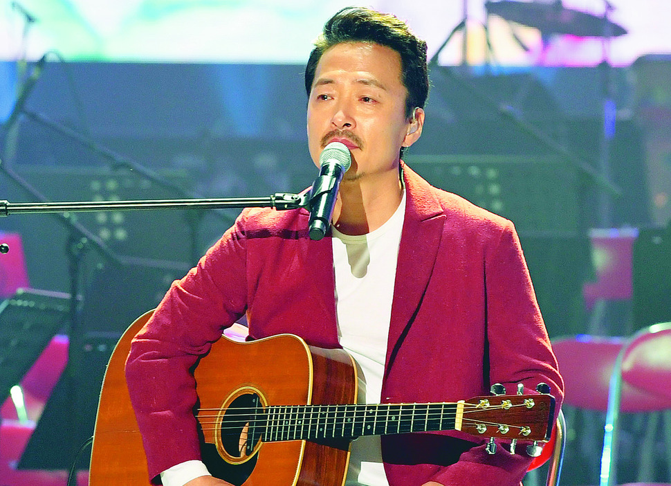 3일 평양 류경정주영체육관에서 열린 남북예술인의 연합무대 ‘우리는 하나’ 공연에서 가수 강산에 씨가 함경도 출신인 부모님에 대한 이야기를 하며 울먹이고 있다. 평양공연사진공동취재단