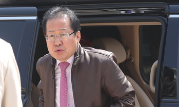 [한겨레 사설] 철 지난 ‘색깔론’에 갇힌 홍준표 대표의 정상회담 비난
