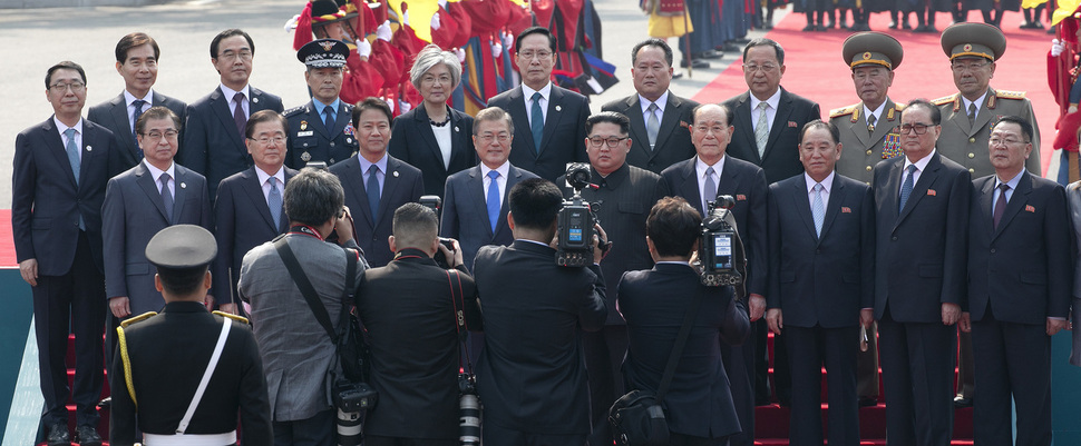 문재인 대통령과 김정은 북한 국무위원장이 27일 오전 경기도 파주 판문점 남측 평화의 집 앞에서 열린 공식환영식을 마친 뒤 김정은 국무위원장의 제의로 양측 수행원과 기념촬영을 하고 있다. 김경호 선임기자