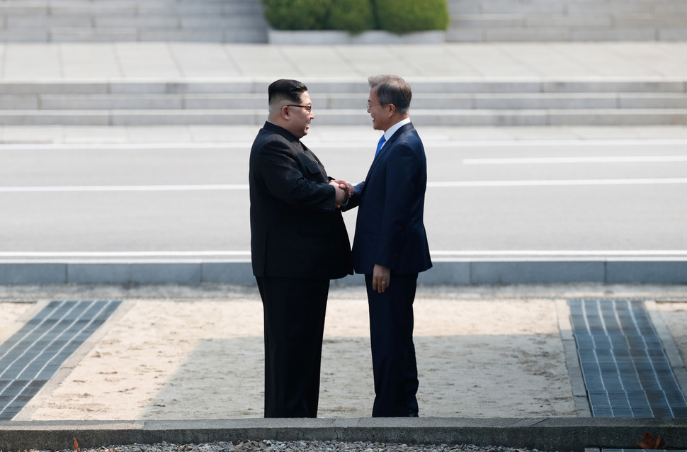 2018 남북정상회담이열린 27일 오전 문재인 대통령과 김정은 북한 국무위원장이 판문점에서 만나 인사를 나누고 있다. 김경호 선임기자