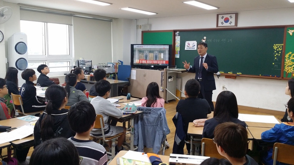 27일 오전 부산 해운대구 우동 해강초등학교 6학년들이 교실에서 남북정상회담을 티브이로 보며 선생님에게 설명을 듣고 있다.