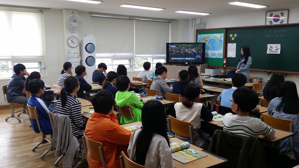 27일 오전 부산 해운대구 우동 해강초등학교 6학년들이 교실에서 남북정상회담을 텔레비전으로 보고 있다.