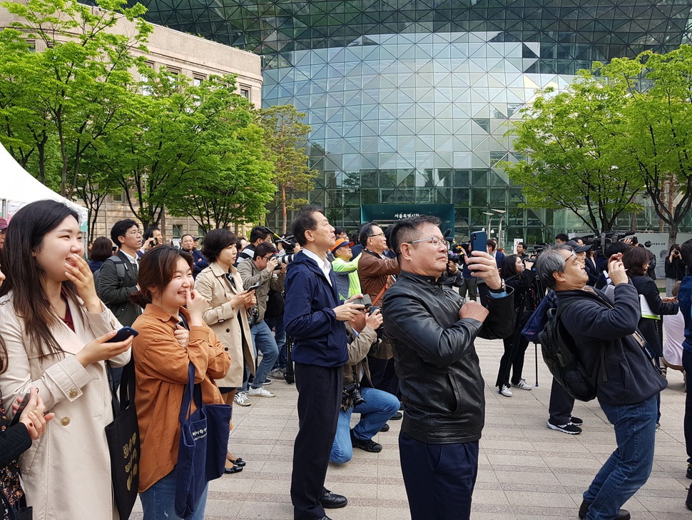 27일 오전 서울시청 앞 광장에 모인 시민들이 스크린을 통해 남북 정상 간 만남을 보고 있다.