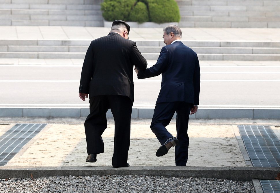 문재인 대통령과 김정은 국무위원장이 손을 잡고 군사분계선을 넘고 있다. 김경호 기자