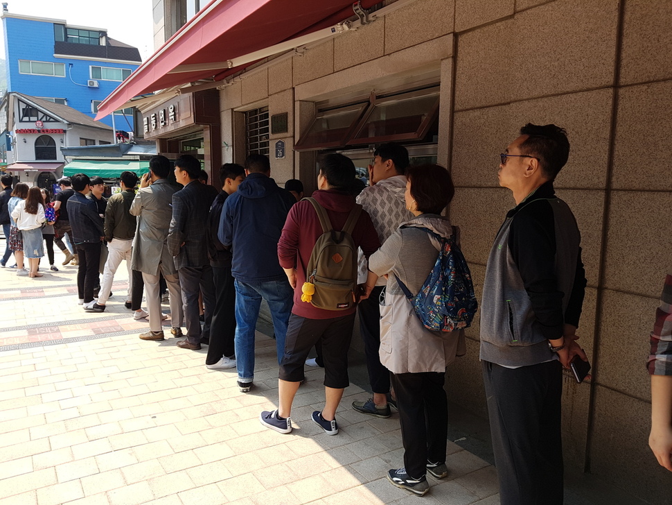 서울 중구 필동면옥 앞에 길게 줄이 늘어서 있다. 임재우 기자