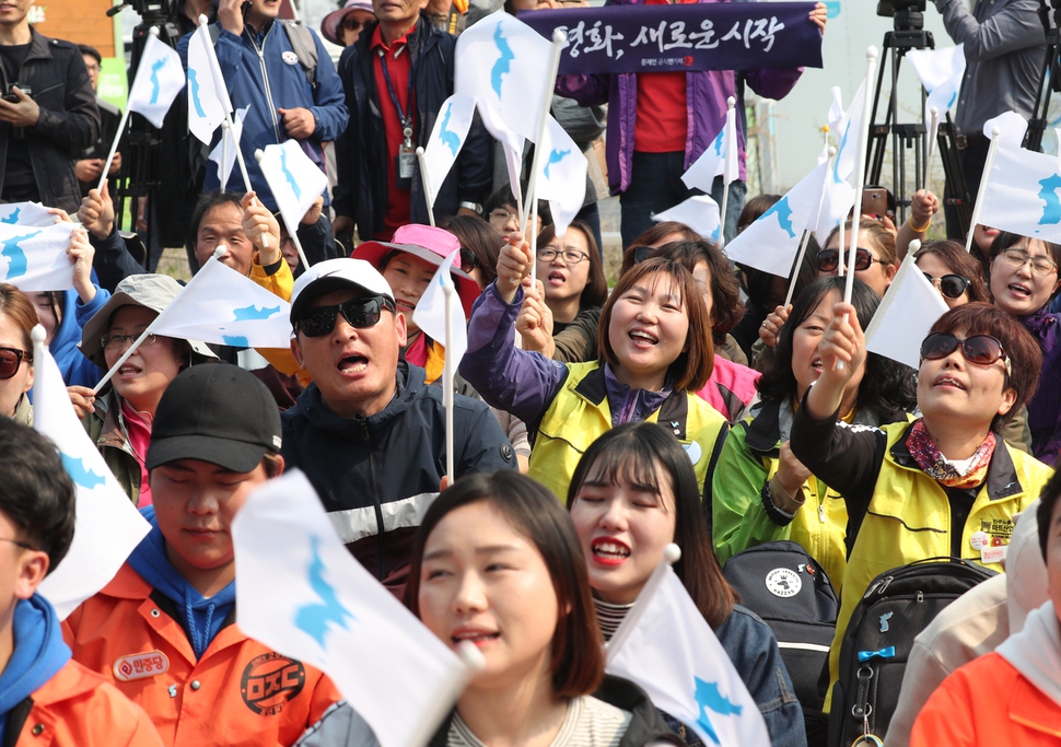 27일 오전 파주시 임진각에서 겨레하나, 민중당을 비롯한 시민단체 회원들이 문재인 대통령과 김정은 북한 국무위원장의 만남을 생중계로 지켜보며 환호하고 있다. 파주/백소아 기자