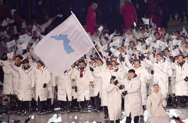 9일 강원도 평창올림픽스타디움에서 열린 개회식에서 남북단일팀이 입장하고 있다. 한겨레 자료사진