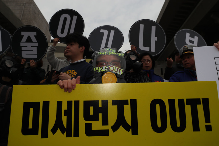 4일 오전 서울 종로구 세종문화회관 앞 계단에서 `미세먼지 줄이기 나부터 시민행동'회원들이 기자회견을 열어 국회와 정부에 미세먼지 대책마련을 촉구하고 있다. 백소아 기자 thanks@hani.co.kr