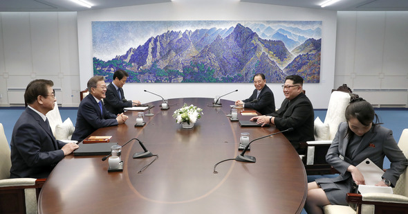문재인 대통령과 김정은 북한 정무위원장이 평화의 집에서 첫 남북정상회담을 하고있다. 남측(임종석 청와대 비서실장, 서훈 국가정보원장) 북측(김여정 당중앙위원회 제1부부장, 김영철 당중앙위원회 부위원장). 김경호 선임기자