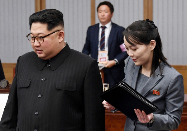 김 위원장의 여동생 김여정 노동당 제1부부장이 이날 남북회담에서 회색 정장 차림으로 나타났다. 사진 연합뉴스