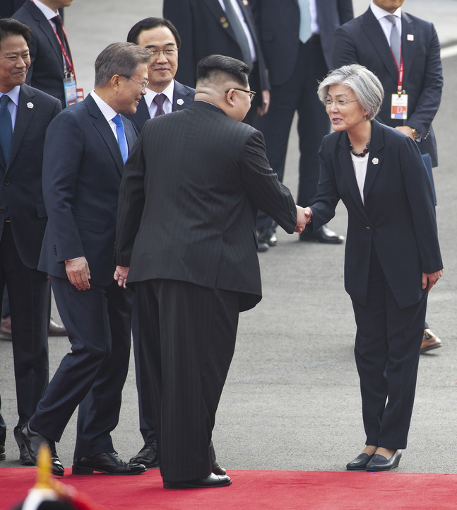 이날 강경화 외교부 장관은 실용적인 의상에 목걸이 등을 착용했다. 실무자라는 점을 강조했다는 평이다. 김경호 선임기자