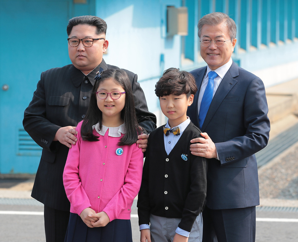 2018 남북정상회담이열린 27일 오전 문재인 대통령과 김정은 북한 국무위원장이 판문점에서 화동들과 기념촬영을 하고 있다. 김경호 선임기자 jijae@hani.co.kr