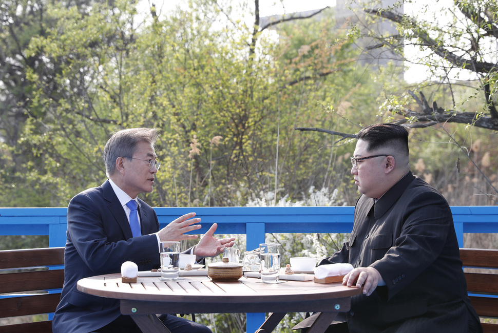 문재인 대통령과 김정은 국무위원장은 도보다리 위에서 담소를 나누고 있다. 한국공동사진기자단