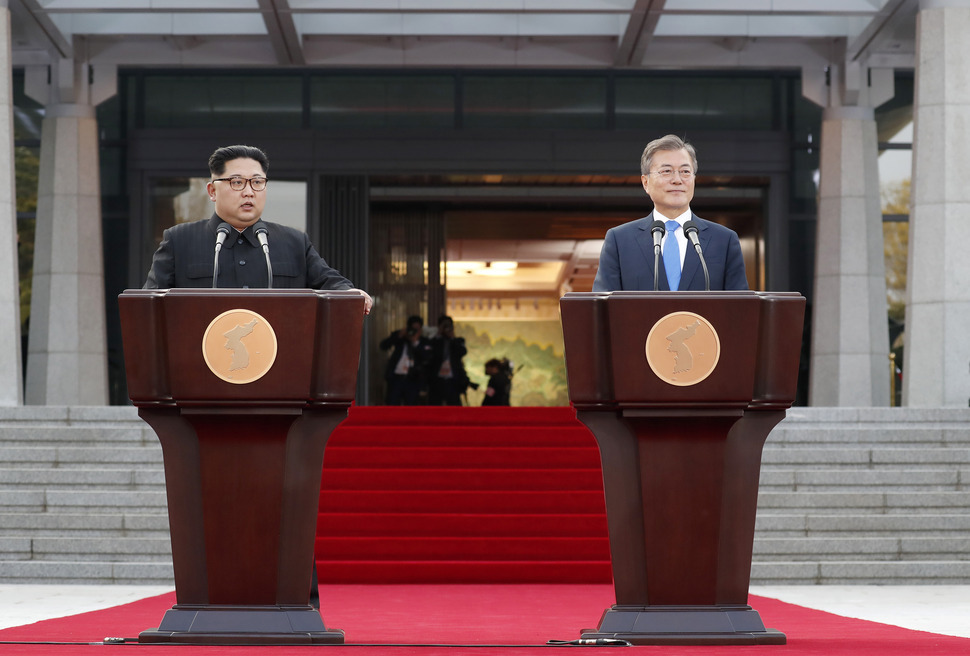 문재인 대통령과 김정은 북한 국무위원장이 27일 오후 판문점 평화의 집에서 남북정상회담을 마친 뒤 올해 종전선언을 하고 정전협정을 평화협정으로 전환하기로 한 ‘한반도의 평화와 번영, 통일을 위한 판문점 선언’을 하고 있다. 김경호 선임기자