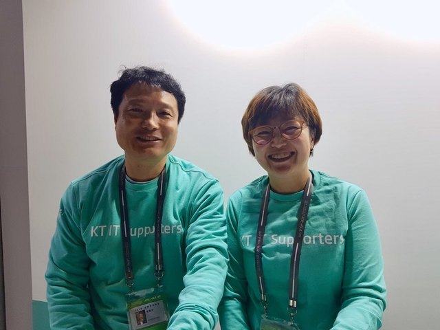 남북정상회담에서 국내외 취재진의 전자기기와 IT 관련 문제를 해결하는 업무를 맡은 KT 지속가능경영단의 김용수(왼쪽)·이영아씨.