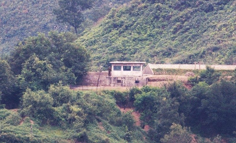 북한 GP와 인민군. 북한 GP는 지상에는 다양한 모양의 작은 초소만 보이고, 대부분 시설은 지하에 있다. 서재철 제공