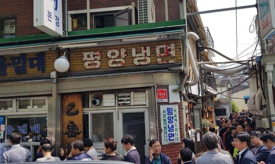 “김정은 위원장 특수”?…평양냉면집 오늘 인산인해 