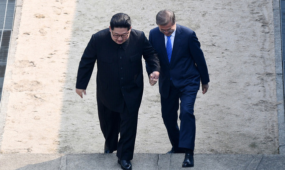 [한겨레 사설] 판문점의 봄, 평화·번영의 시대 열다