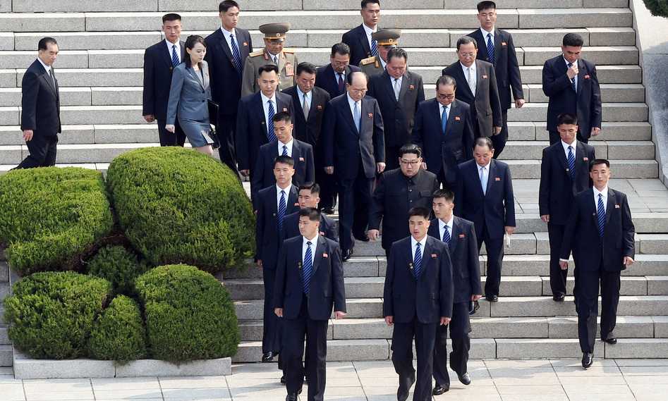 김정은 둘러쌌던 경호원 14명 갑자기 사라졌다 