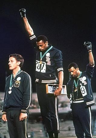 1968년 멕시코올림픽에서 육상 남자 200m 시상식 장면은 20세기의 사건이었다. 미국의 1위 토미 스미스(가운데)와 3위 존 카를로스(오른쪽)는 시상대 국기행사 때 장갑을 낀 주먹을 들고 머리를 숙였다. 시상대의 ‘시위 동조자’인 오스트레일리아의 은메달리스트 피터 노먼(1942~2006·왼쪽). 한겨레 자료사진