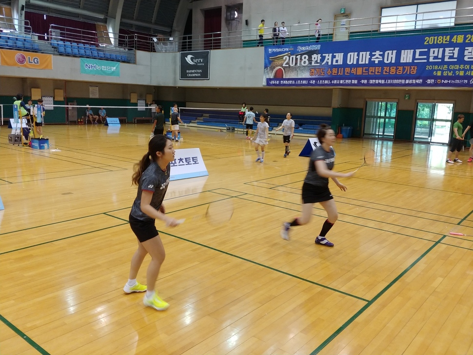 2018 한겨레 아마추어 배드민턴 랭킹리그 시즌 첫 대회에 참가한 동호회 선수들이 29일 경기도 수원시 만석배드민턴 전용경기장에서 열띤 경기를 펼치고 있다.  스포츠하니 제공