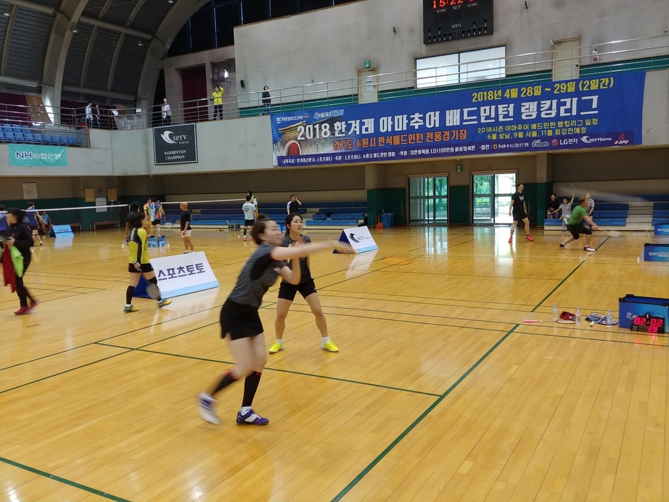 2018 한겨레 아마추어 배드민턴 랭킹리그 시즌 첫 대회에 참가한 동호회 선수들이 29일 경기도 수원시 만석배드민턴 전용경기장에서 열띤 경기를 펼치고 있다.  스포츠하니 제공