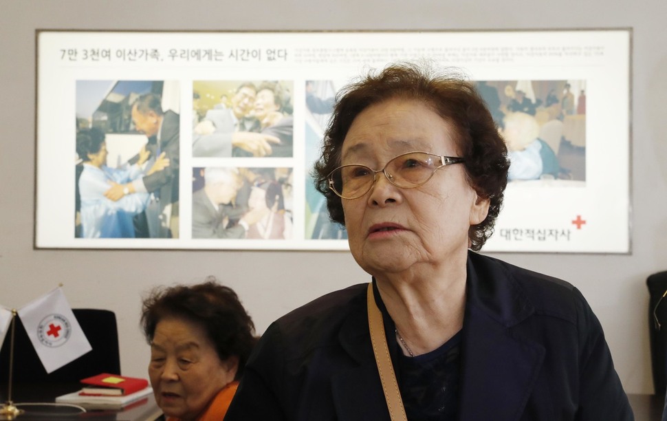 30일 오전 서울 중구 적십자사에서 실향민 남상옥(90)씨가 상담을 마치고 나서고 있다. 박종식 기자