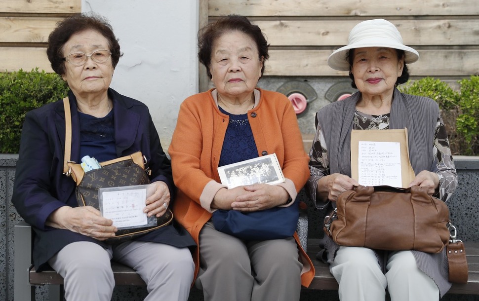 남북정상회담 이후 이산가족상봉에 대한 기대가 높아지고 있다. 30일 오전 서울 중구 적십자사에서 상담을 마친 개성여고 동창 홍순자, 남상옥(90), 박영혜(89)씨가 각자 이산가족의 증표를 들고 있다. 박종식 기자