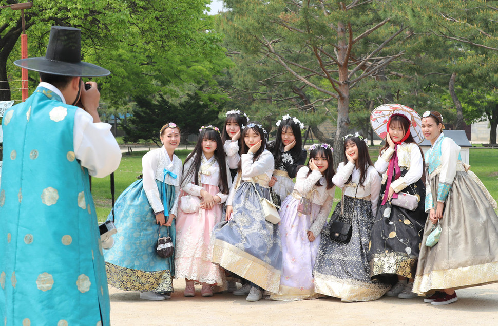 30일 오전 서울 경복궁에서 열린 궁중문화축전 행사를 구경하러 온 외국인과 현장학습 온 중학생들이 어울려 기념사진을 찍고 있다. 세종대왕 즉위 600주년을 맞아 개최하는 이번 축전은 6일까지 서울 4개 고궁과 종묘에서 전시, 공연, 체험 프로그램 등으로 진행된다. 신소영 기자 viator@hani.co.kr