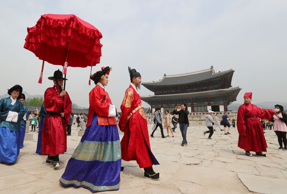 30일 오전 서울 경복궁에서 열린 궁중문화축전 행사에서 어가행렬이 재현되고 있다. 신소영 기자