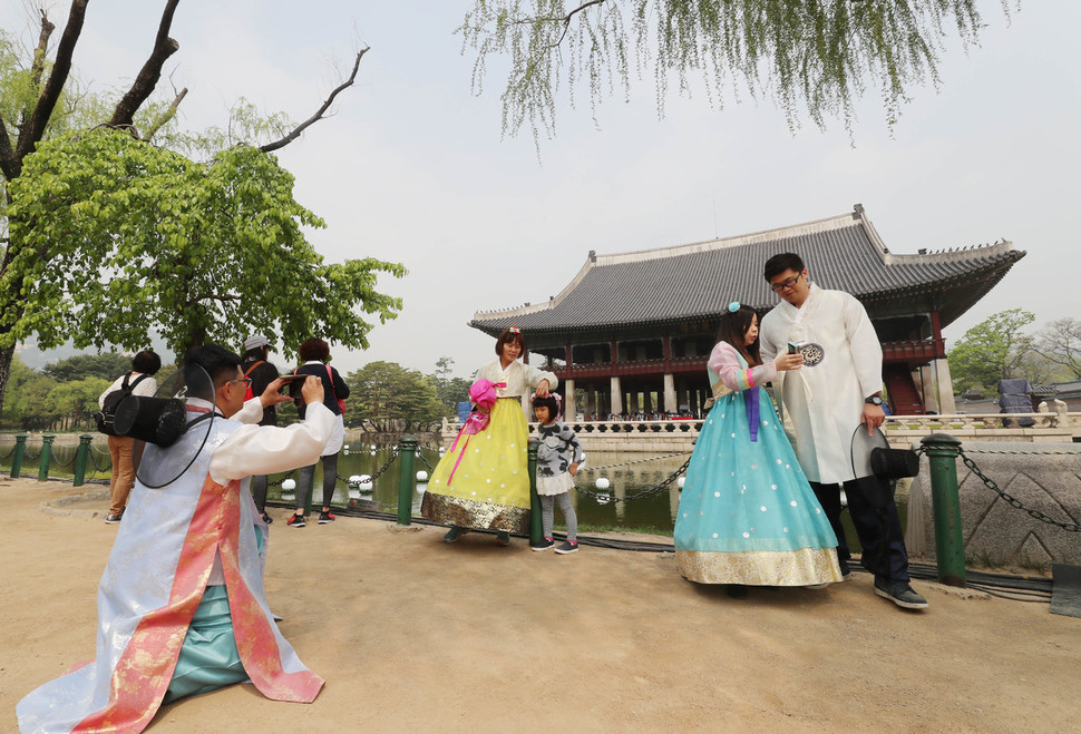 30일 오전 서울 경복궁에서 열린 궁중문화축전 행사를 구경하러 온 외국인들이 한복을 입고 기념사진을 찍고 있다. 신소영 기자