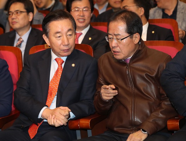 홍준표 자유한국당 대표와 김성태 원내대표가 9일 오후 의원회관에서 열린 소상공인 지원과 자립을 위한 국회대토론회에서 이야기하고 있다. 강창광 기자 chang@hani.co.kr