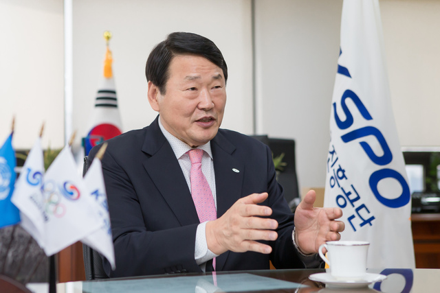 1일 취임 100일을 맞은 조재기 이사장이 지난달 26일 <한겨레>와 취임 100일 기념 인터뷰를 하고 있다.  국민체육진흥공단 제공