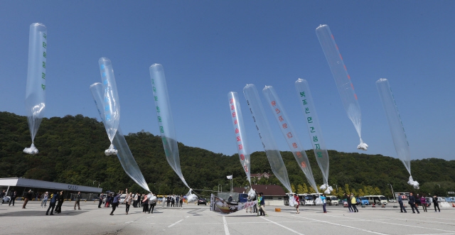 2014년 10월10일 오전 경기도 파주시 탄현면 통일동산주차장에서 탈북자 단체인 자유북한운동연합 회원들이 대북전단 풍선을 날리고 있다. 파주/박종식 기자 anaki@hani.co.kr