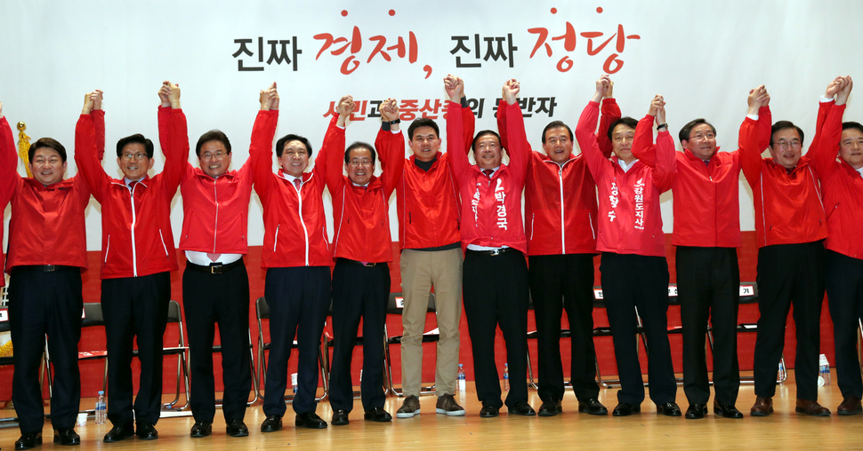 김태호 자유한국당 경남지사 후보(왼쪽 여섯째, 연갈색 바지)가 자유한국당 홍준표 대표(왼쪽 다섯째) 및 다른 지방선거 출마 후보자들과 함께 지난 4월12일 국회 의원회관 대회의실에서 열린 6·13 지방선거 후보자 출정식에서 손을 들어 인사하고 있다. 강창광 기자 chang@hani.co.kr