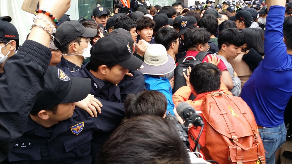 1일 오전 부산 동구 초량동 일본총영사관 근처에서 시민들이 강제징용 노동자상 설치를 시도하자 경찰이 이를 막아서며 몸싸움을 벌이고 있다.