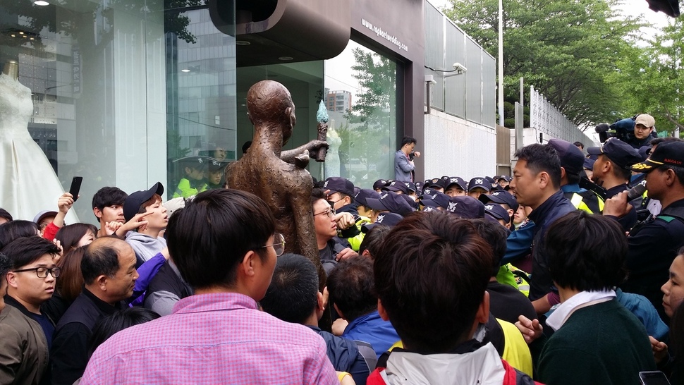 1일 오전 부산 동구 초량동 일본총영사관 근처에서 강제징용 노동자상을 세우려는 시민들과 이를 막아선 경찰이 대치하고 있다.