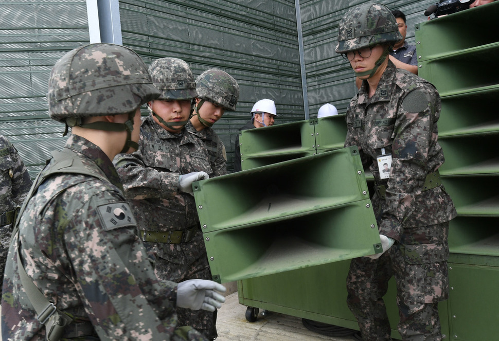 1일 오후 국군장병들이 '판문점 선언' 후속조치 첫 단계로 경기도 파주시 군사분계선(MDL) 교하소초에 설치된 대북 고정형 확성기 철거작업을 하고 있다. 파주/사진공동취재단