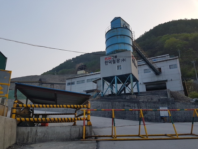 1일 강원도 정선군 신동읍 조동리에 있는 한덕철광은 사고 이후 가동이 중단됐다. 정문엔 직원 1명만 남아 바리케이드를 친 채 차량 출입을 봉쇄하고 있다.