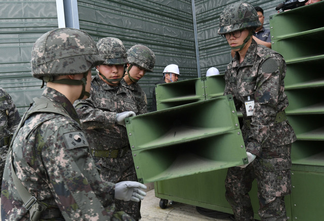 1일 오후 국군장병들이 '판문점 선언' 후속조치 첫 단계로 경기도 파주시 군사분계선(MDL) 교하소초에 설치된 대북 고정형 확성기 철거작업을 하고 있다. /파주=사진공동취재단