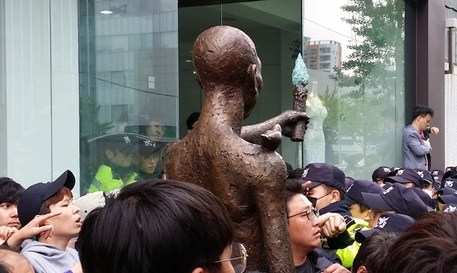 ‘강제징용 노동자상’, 세우려는 자와 막으려는 자